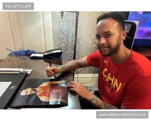 李凯尔现身NBA场边观战